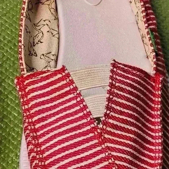 Sanuk slip on casual flat loafer shoes red and white stretch size 8USA - Picture 10 of 14